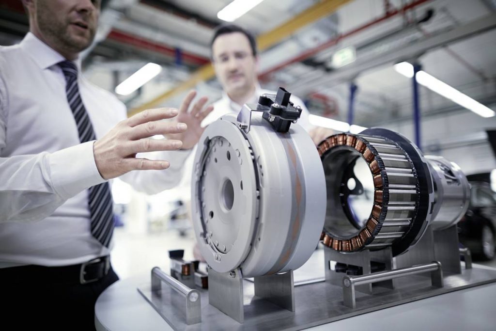 Audi is strengthening the competences of its engineers in strategic fields: At the Technical University of Ingolstadt (THI), powertrain development engineers from Audi are expanding their knowledge in the field of electric mobility. In the picture: A model of the E-machine of the Audi Q7 e-tron quattro with the components housing, strator and rotor.