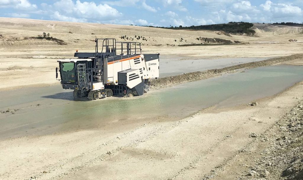 The 220 SMi 3.8 can easily handle difficult conditionsy