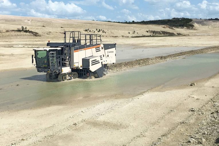 Chalk quarry in France puts Wirtgen 220 SMi 3.8 Surface Miner to the test