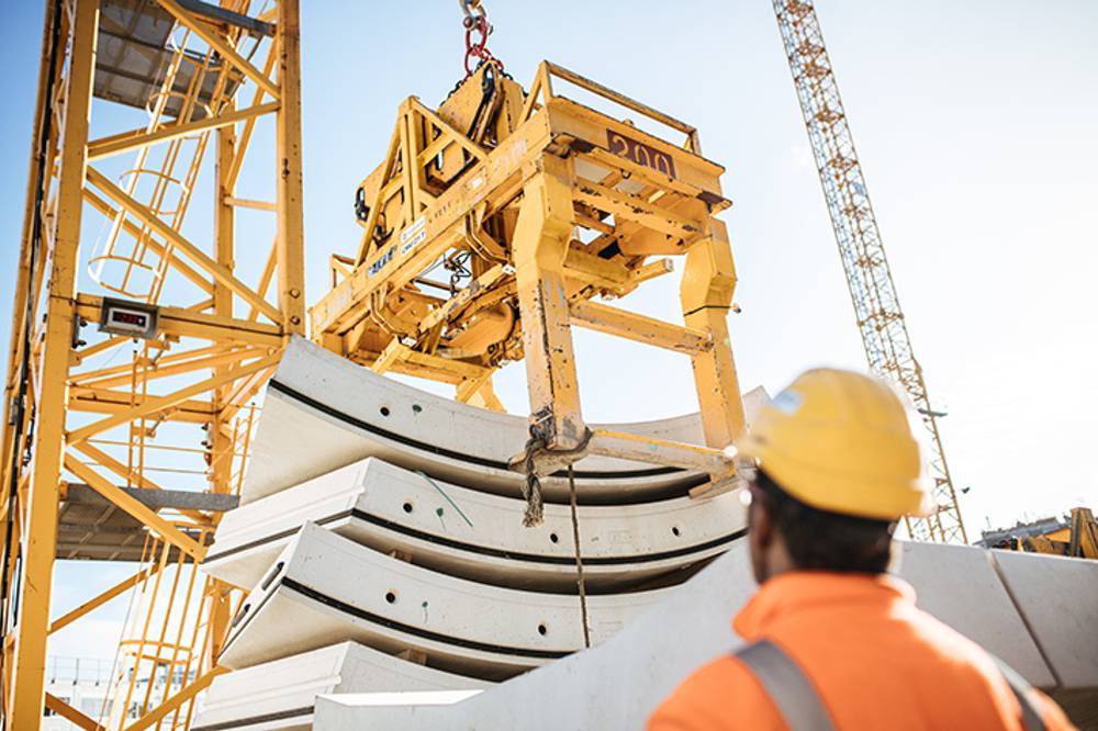 The 1000 EC-H 40 cranes are primarily being used to supply TBMs with pre-cast tunnel lining segments.