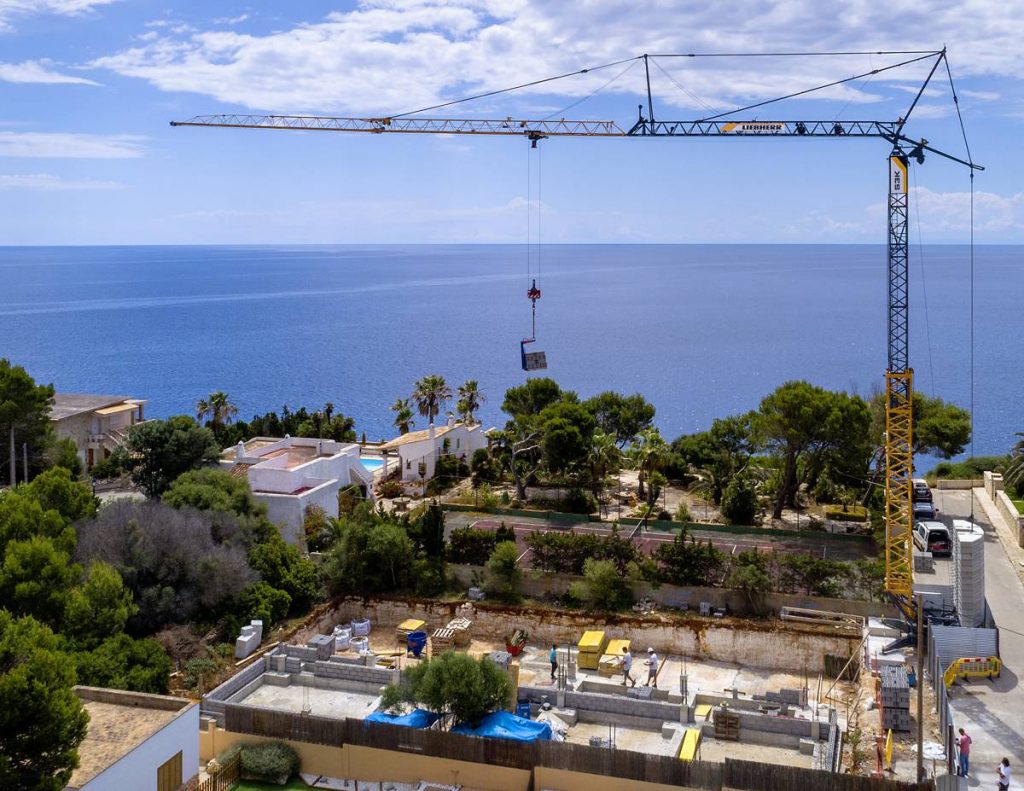 Liebherr 53 K fast-erecting crane getting Mallorca set for 2021 holiday season
