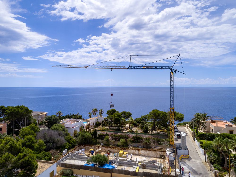 Liebherr 53 K fast-erecting crane getting Mallorca set for 2021 holiday season
