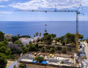 Liebherr 53 K fast-erecting crane getting Mallorca set for 2021 holiday season