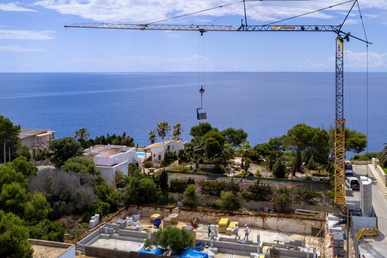 Liebherr 53 K fast-erecting crane getting Mallorca set for 2021 holiday season