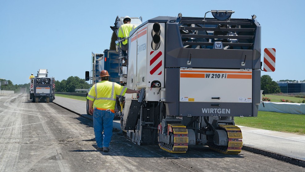 The two W 210 Fi cold milling machines precisely remove the asphalt and deposit it off to the side.