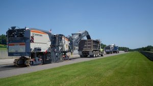 The W 210 Fi efficiently puts its 766 PS to the pavement, completing the milling job quickly and cost-effectively.