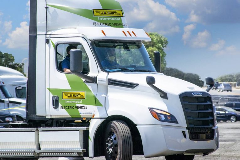 JB Hunt makes first delivery using the all-electric Daimler Freightliner eCASCADIA