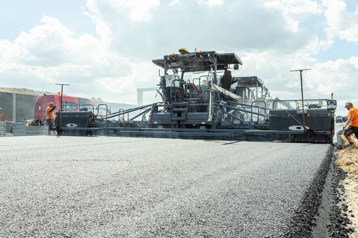 Current state of the art: the SB 300 and SB 350 Fixed-Width Screeds from VÖGELE integrate numerous innovations; among other things, these reduce set-up time and accelerate paving when pave widths vary.
