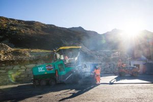 SUPER 1803-3i from VÖGELE: The wheeled paver masters tight bends and steep slopes - and can drive to the job site under its own power. No wonder it is extremely popular in the Alpine region, in particular.
