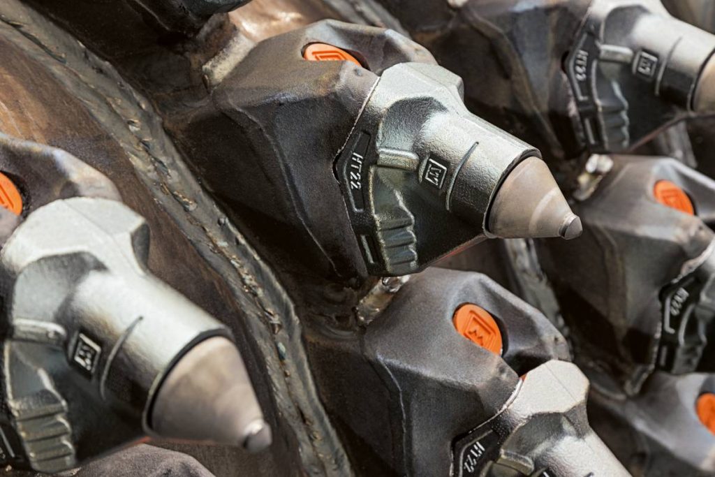 Depending on the application, Wirtgen PCD milling tools offer a significantly longer service life, higher machine productivity and availability, a uniform milling pattern, and improved working conditions due to lower maintenance requirements.