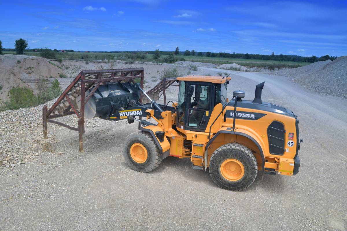 Herbst Tiefbau switches to Hyundai with a new HL955A wheel loader