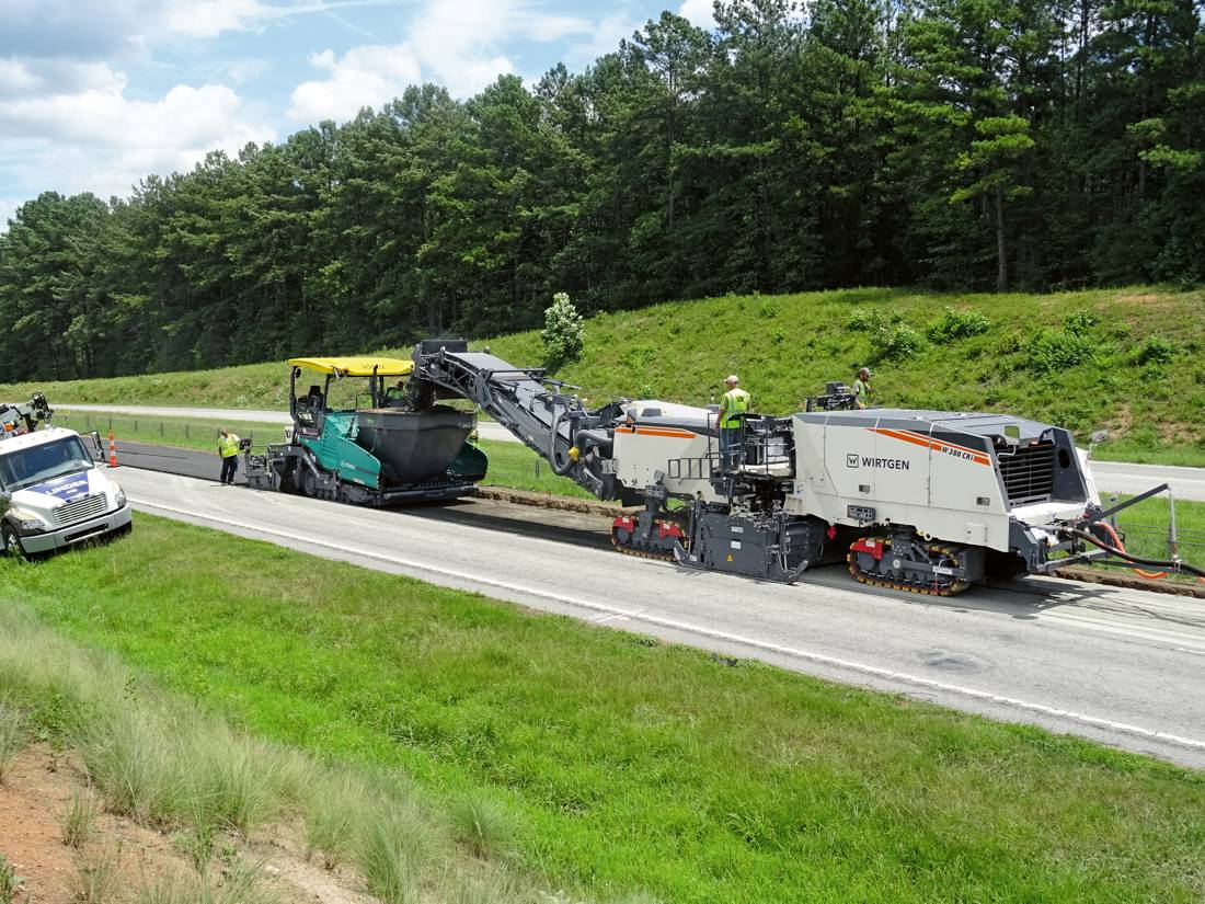The W 380 CRi recycler from Wirtgen is capable of recycling the road surface to a full depth of up to 30 cm, which means it is also perfect for full-depth reclamation (FDR).