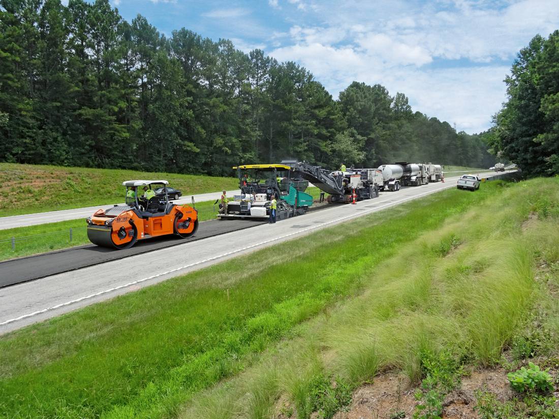 During the full-depth reclamation project in South Carolina, the Wirtgen W 380 CRi recycled the pavement at a depth of 20 cm in a single pass and as part of a paving train together with the SUPER 2000-3i paver from Vögele and the HD+ 140 VV-HF tandem roller from Hamm.