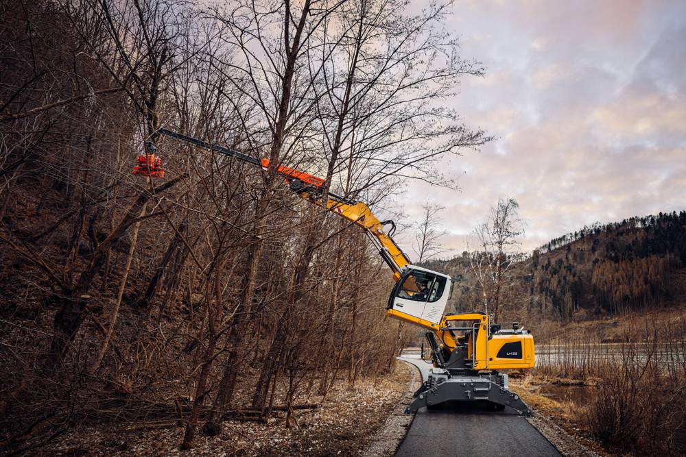 A reach of up to 16.5 m with the LH 22 M Industry Litronic is possible in the new equipment combination: Westtech telescopic stage T 4000 with Liebherr LIKUFIX®, quick coupler system as well as the Woodcracker® CS510 crane.