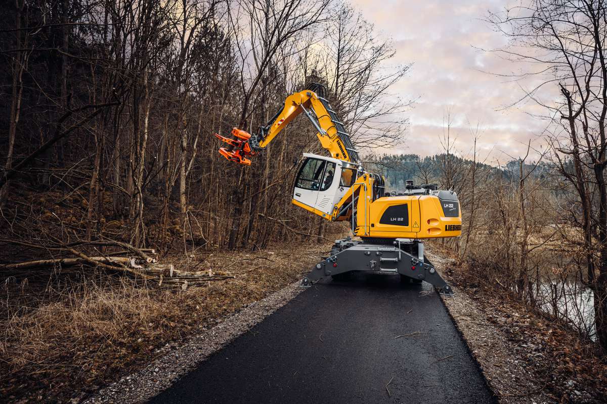 For work in the immediate area larger and heavier cutting tools, such as the Westtech Woodcracker® C350, can be easily attached to the Liebherr stick with tipping kinematics of the LH 22 M Industry Litronic.