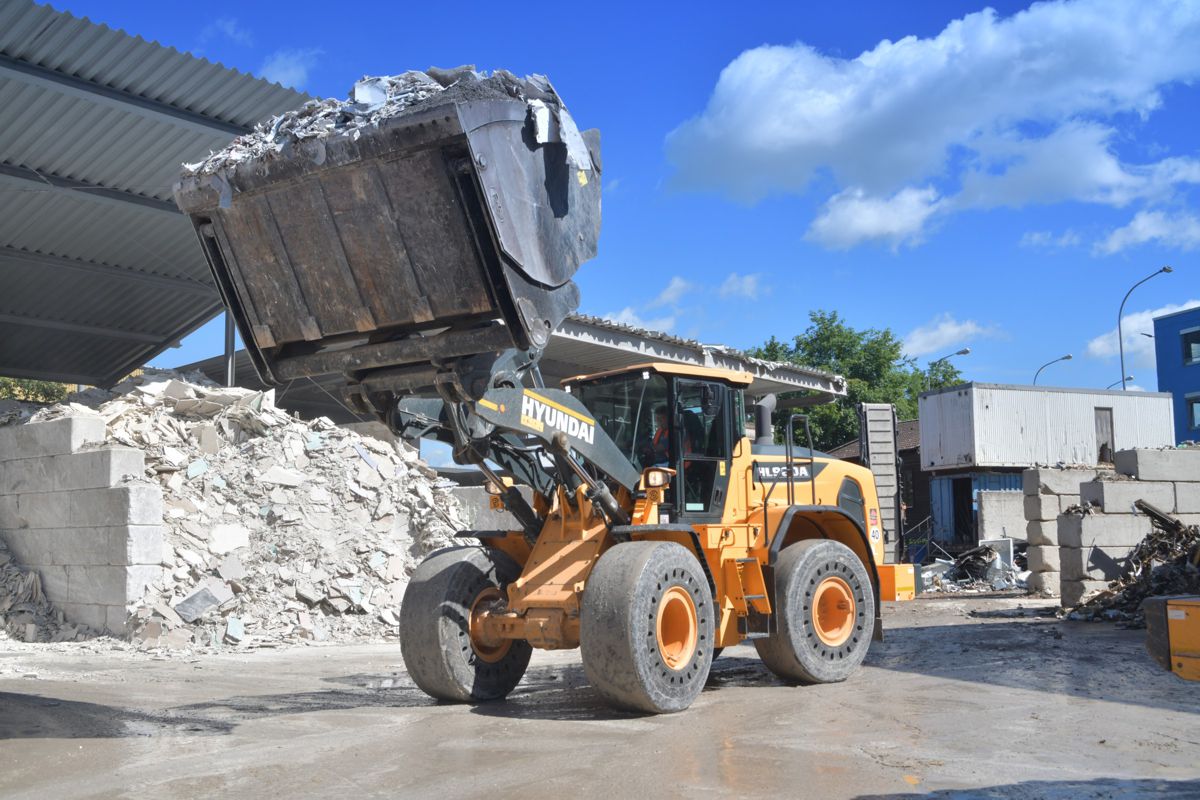 Waste handler BTU Hartmeier upgrades fleet with new Hyundai HL960A wheel loader