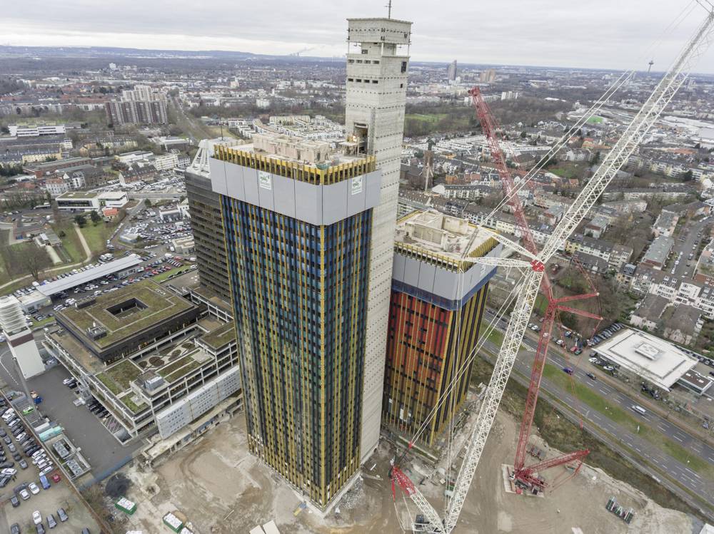 As the protection screen climbs downwards, the storeys are removed step by step. Photo by Doka