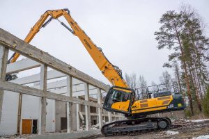 Hyundai HX520L Excavator fells Kullaa College of Forestry in Finland