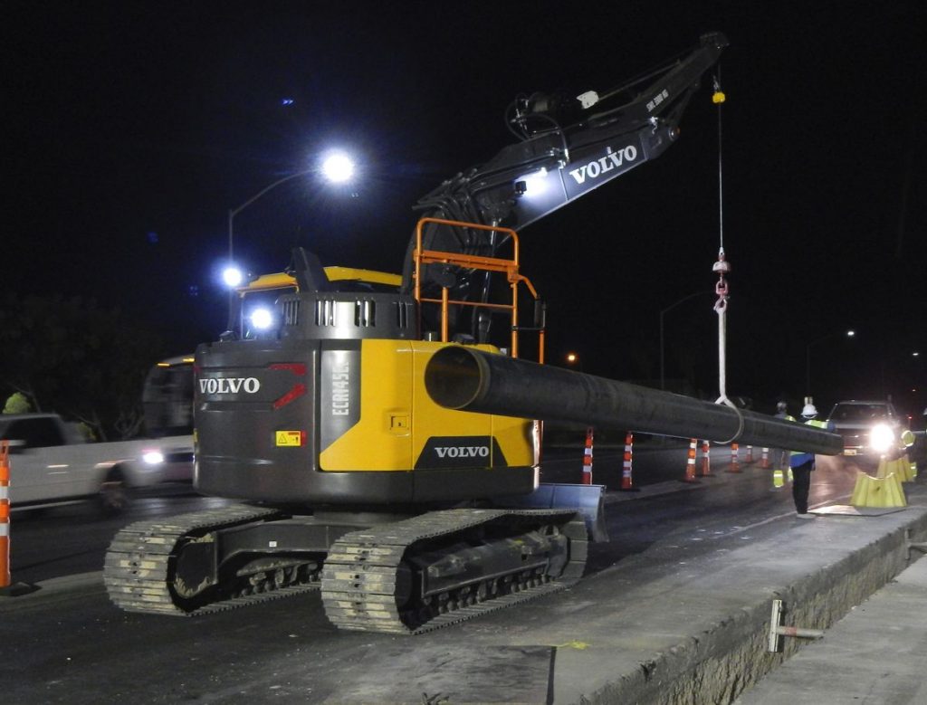 Unlike a standard side boom pipelayer this Volvo-patented solution with rotating superstructure has no side boom, so can work in tight areas without positioning issues, especially useful when pipelaying in urban areas.
