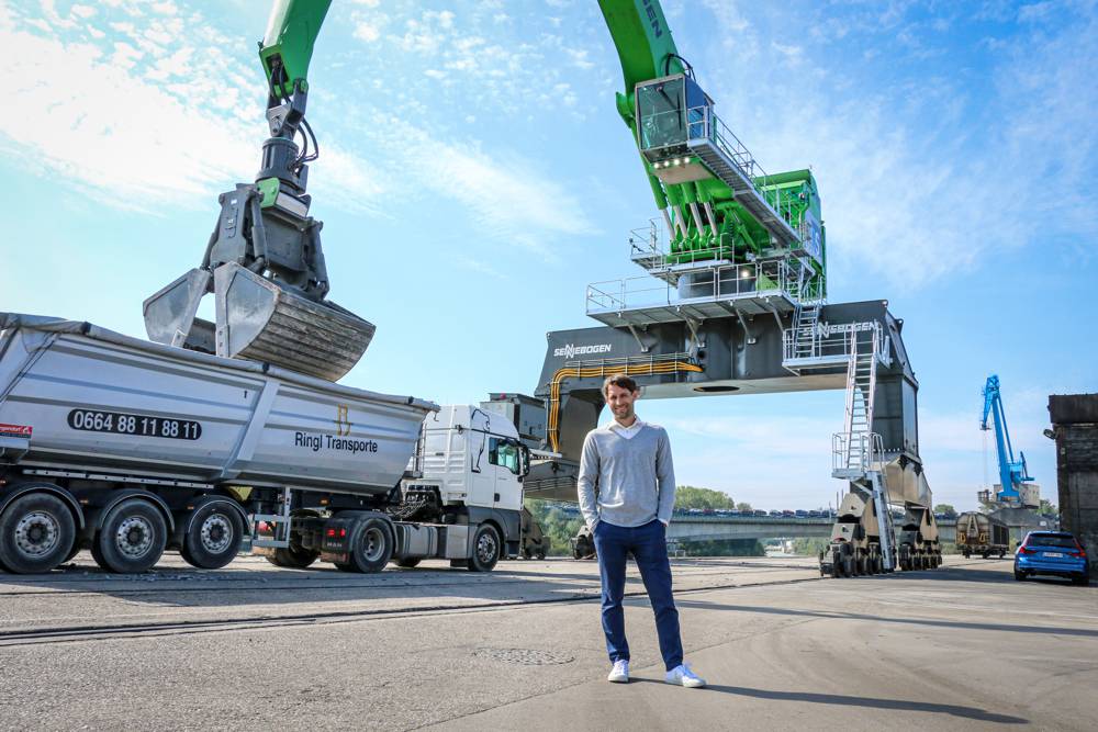 Georg Dobesberger (Managing Director, Danubia Speicherei Ges.m.b.H) is pleased with the impact of the material handler 895 E series