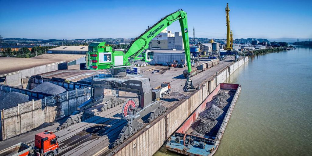 Think BIG: Material handler SENNEBOGEN 895 E series at Danubia Speicherei is the new landmark of the port in Enns (Austria)