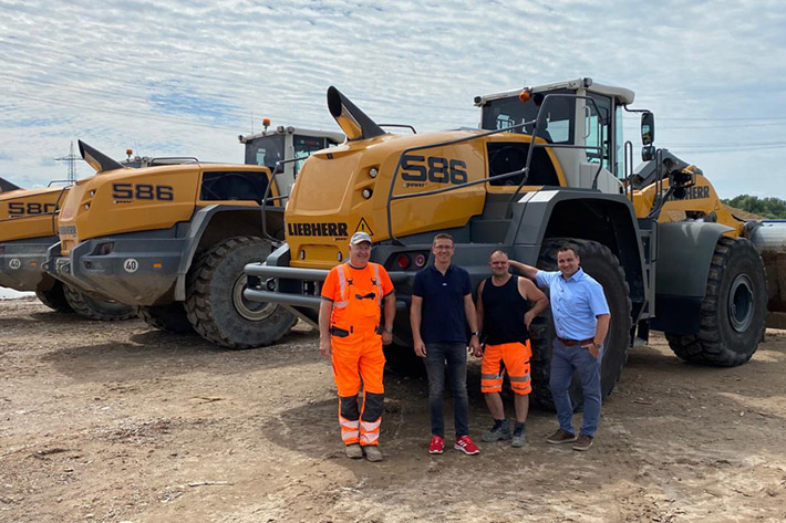 At the machine handover (from left to right): Machine operator Michael Gerisch, company founder and Managing Director Thomas Meyer, machine operator Ringo Schulz (all Meyer Erdbau GmbH & Co KG and Meyer Recycling GmbH), Marcus Morgner (Liebherr-Baumaschinen Vertriebs and Service GmbH Berlin).