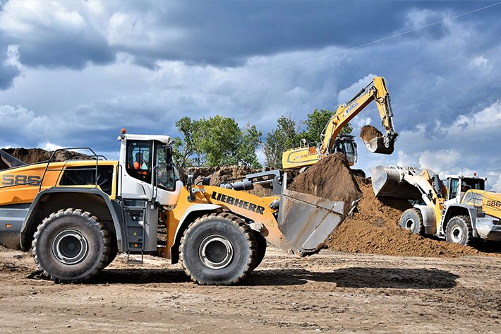 The new L 586 XPower® works with other Liebherr machines at the recycling site of Meyer Recycling GmbH.