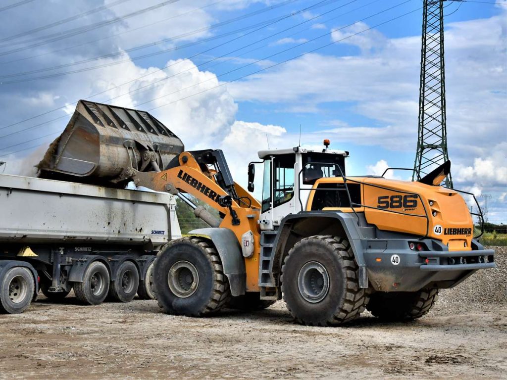 The new L 586 XPower® loads a lorry with recycled material that is reused for construction projects.