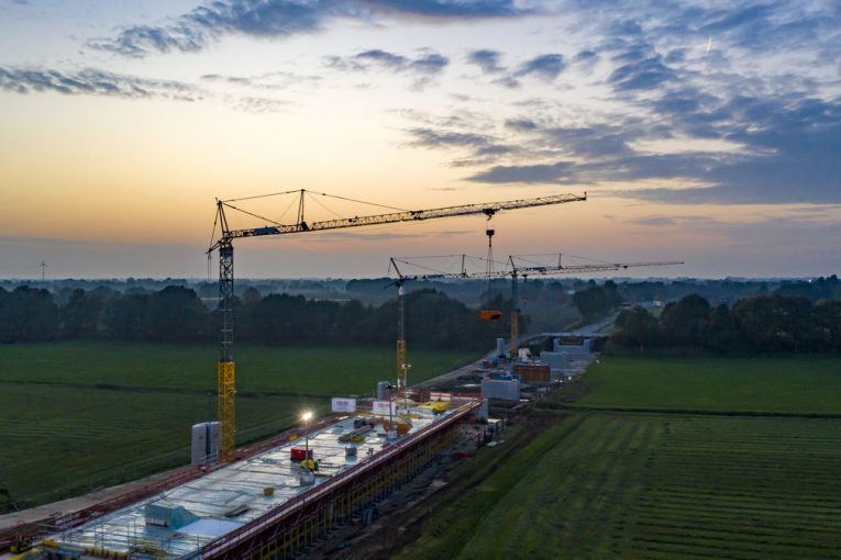 Four Liebherr cranes support bridge construction in North West Germany