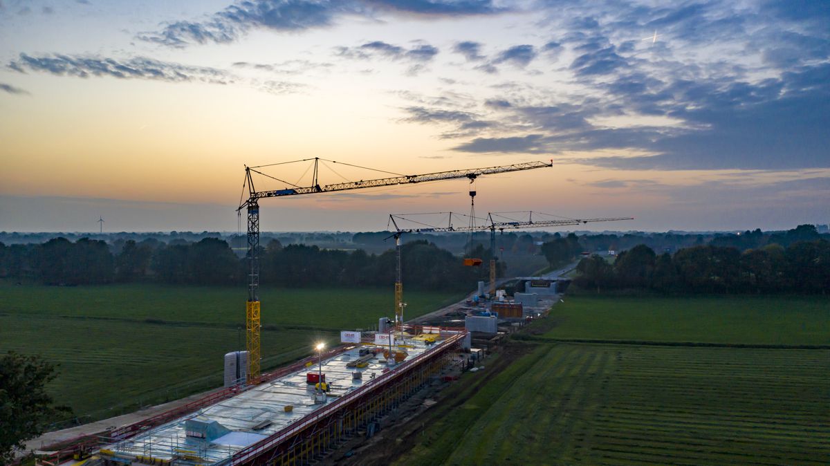 Liebherr’s K series cranes in operation at the bridge construction project in Meppen.
