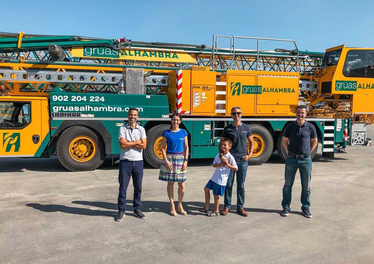 Raúl Molina, Ana Molina, Gorka Molina (son), Abraham Molina (all Grúas Alhambra) and Roberto Insausti (Liebherr) at the handover in Granada.