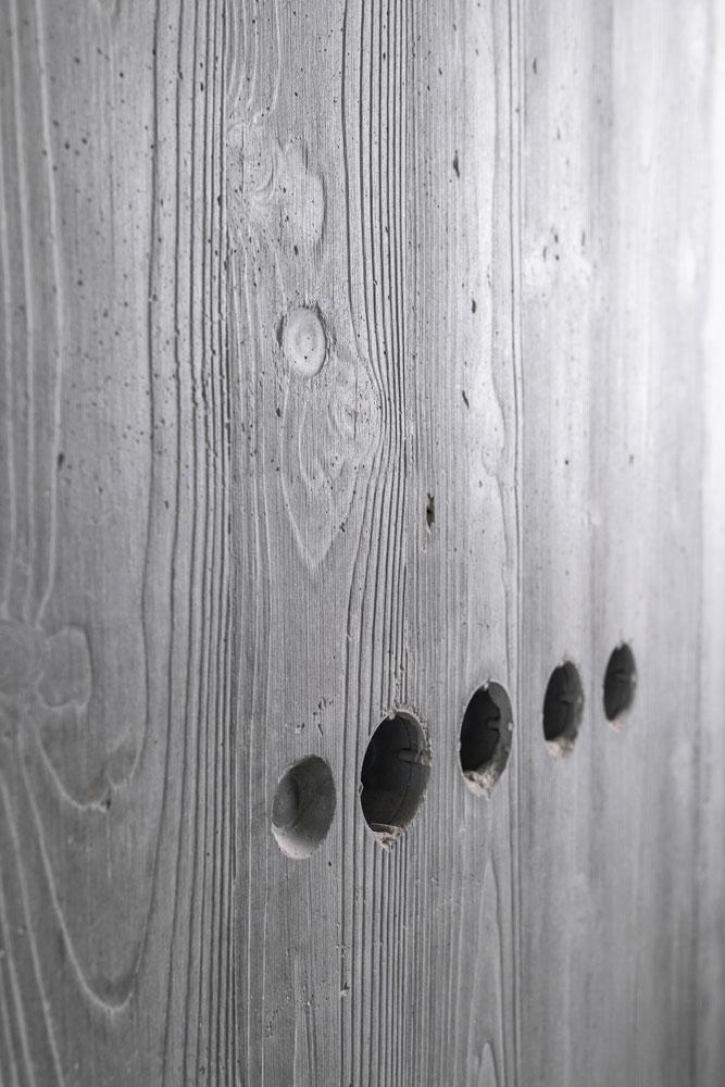 Plywood sheets were used to give a wood structure to the concrete walls. Copyright: KÉSZ