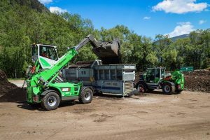 Thanks to the huge versatility of the SENNEBOGEN telehandlers, AWV Liezen needs one less machine than previously. The range of tasks previously carried out by three wheel loaders are now done by just two SENNEBOGEN telehandlers.