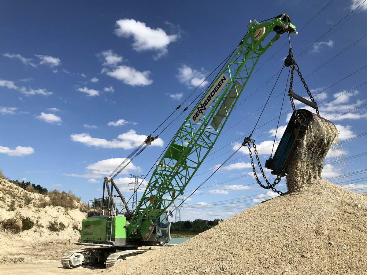 The 40 t SENNEBOGEN 640 E duty cyle crane impresses when quarrying under power lines with powerful 160 kN free-fall winches and a powerful drive