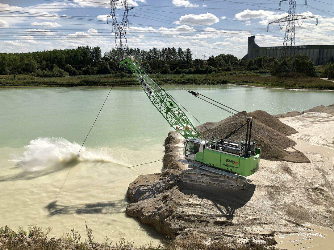 The 40 t SENNEBOGEN 640 E duty cyle crane impresses when quarrying under power lines with powerful 160 kN free-fall winches and a powerful drive
