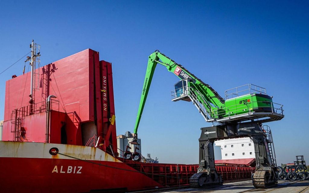 Unloading steel wire in Belgium made easy with SENNEBOGEN 870 Port Material Handler