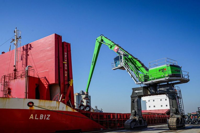 Unloading steel wire in Belgium made easy with SENNEBOGEN 870 Port Material Handler