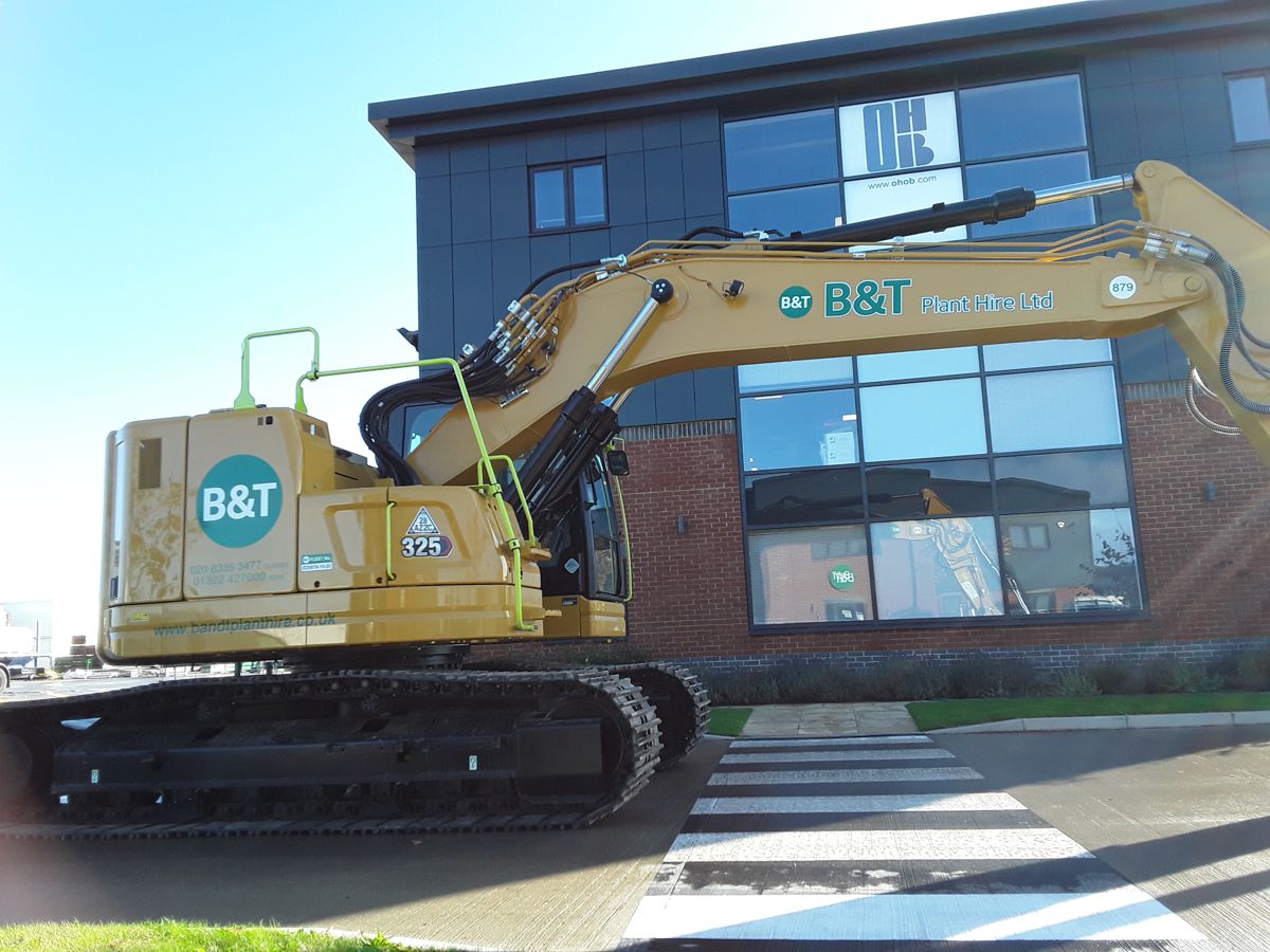 B&T Plant Hire receives first Cat 325 2D excavators in the UK