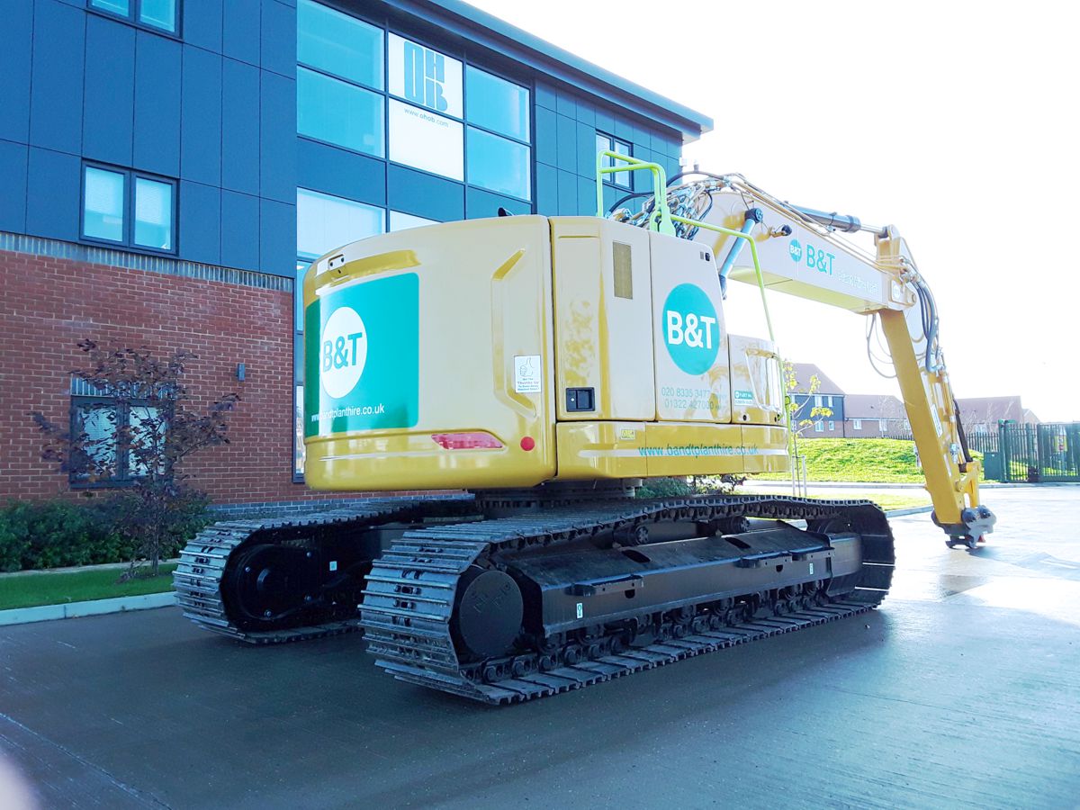B&T Plant Hire receives first Cat 325 2D excavators in the UK