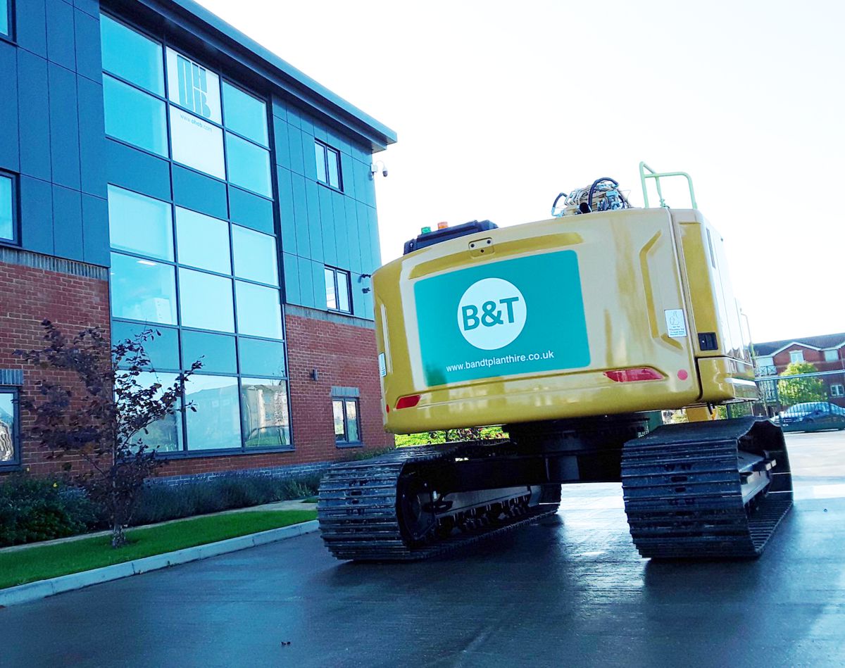 B&T Plant Hire receives first Cat 325 2D excavators in the UK