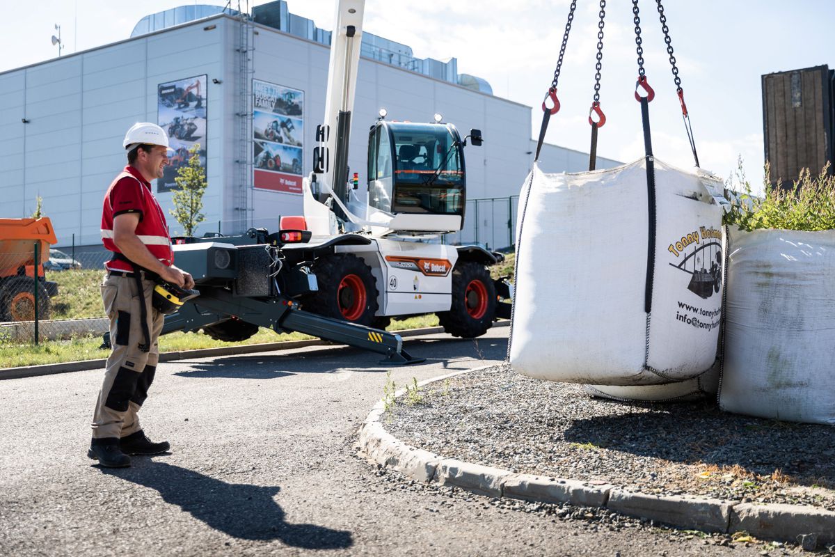 Bobcat introduces new generation of Rotary Telehandlers