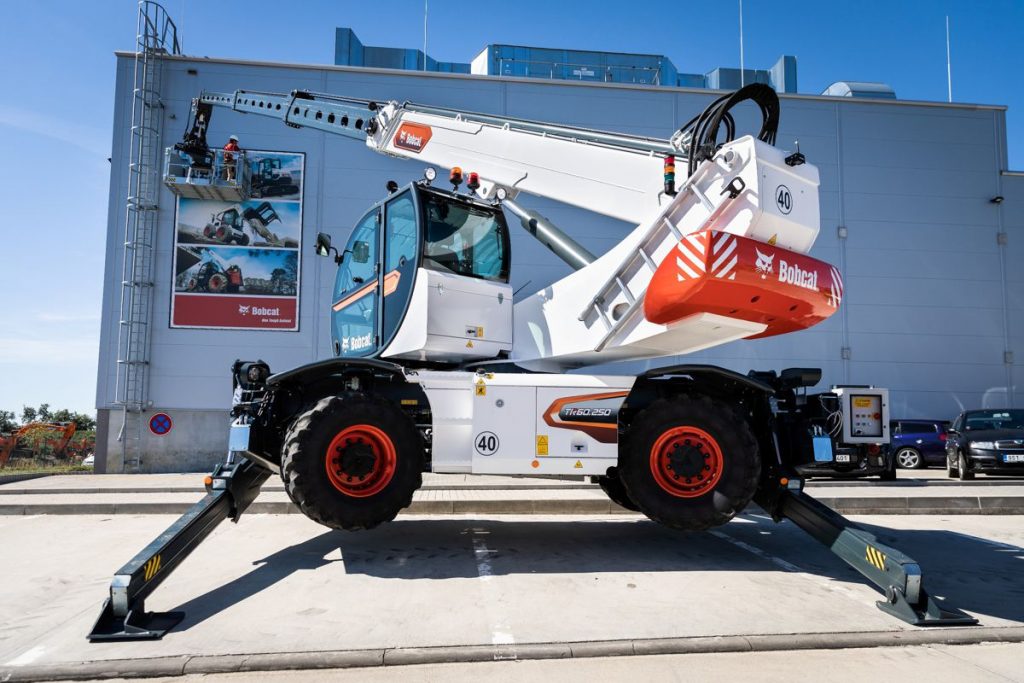 Bobcat introduces new generation of Rotary Telehandlers