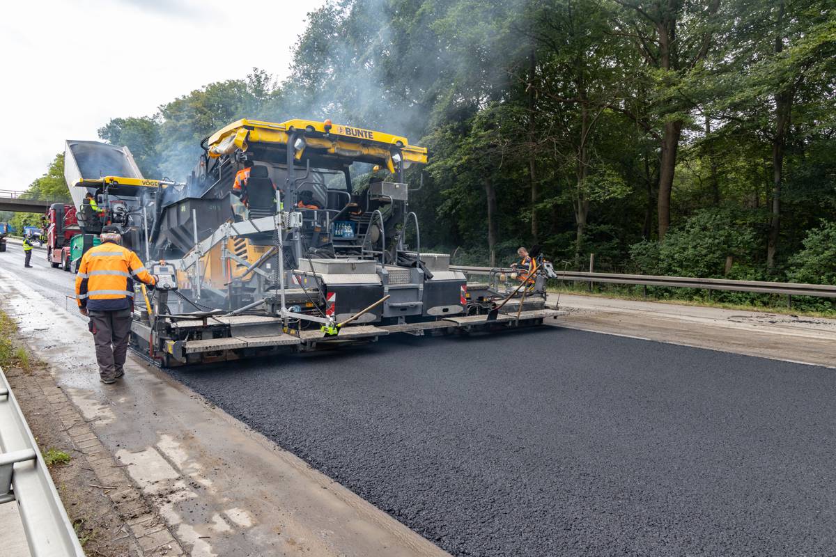 The binder course on the A3 was paved by two VÖGELE SUPER 2100-3i pavers, each supported by an MT 3000-2i Offset material feeder.