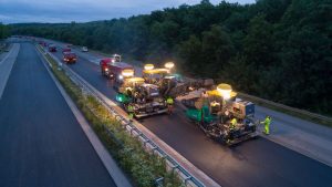 “Hot to hot” paving with two SUPER 1800-3i SprayJet pavers: VÖGELE spray technology has proved itself over many years in a variety of projects all over the world – including the high-speed motorway job site near Duisburg.