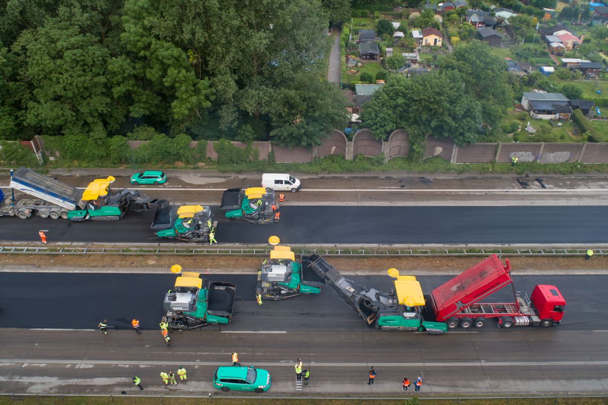 Flat out for this commuter route: to enable 3.6 km of motorway to be rehabilitated in just 55 hours, two spray pavers worked on the surface course simultaneously in each direction of travel – each of them supported by a material feeder.
