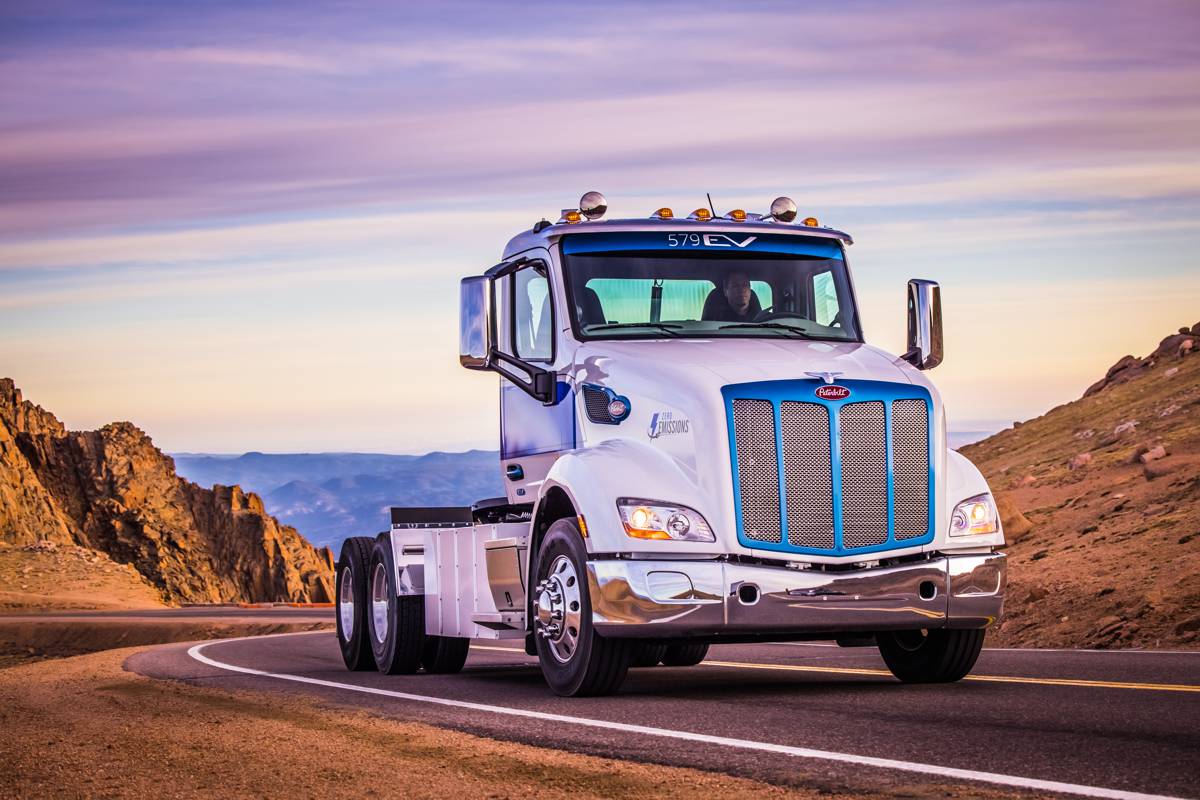 Peterbilt 579EV Electric Truck conquers Pikes Peak