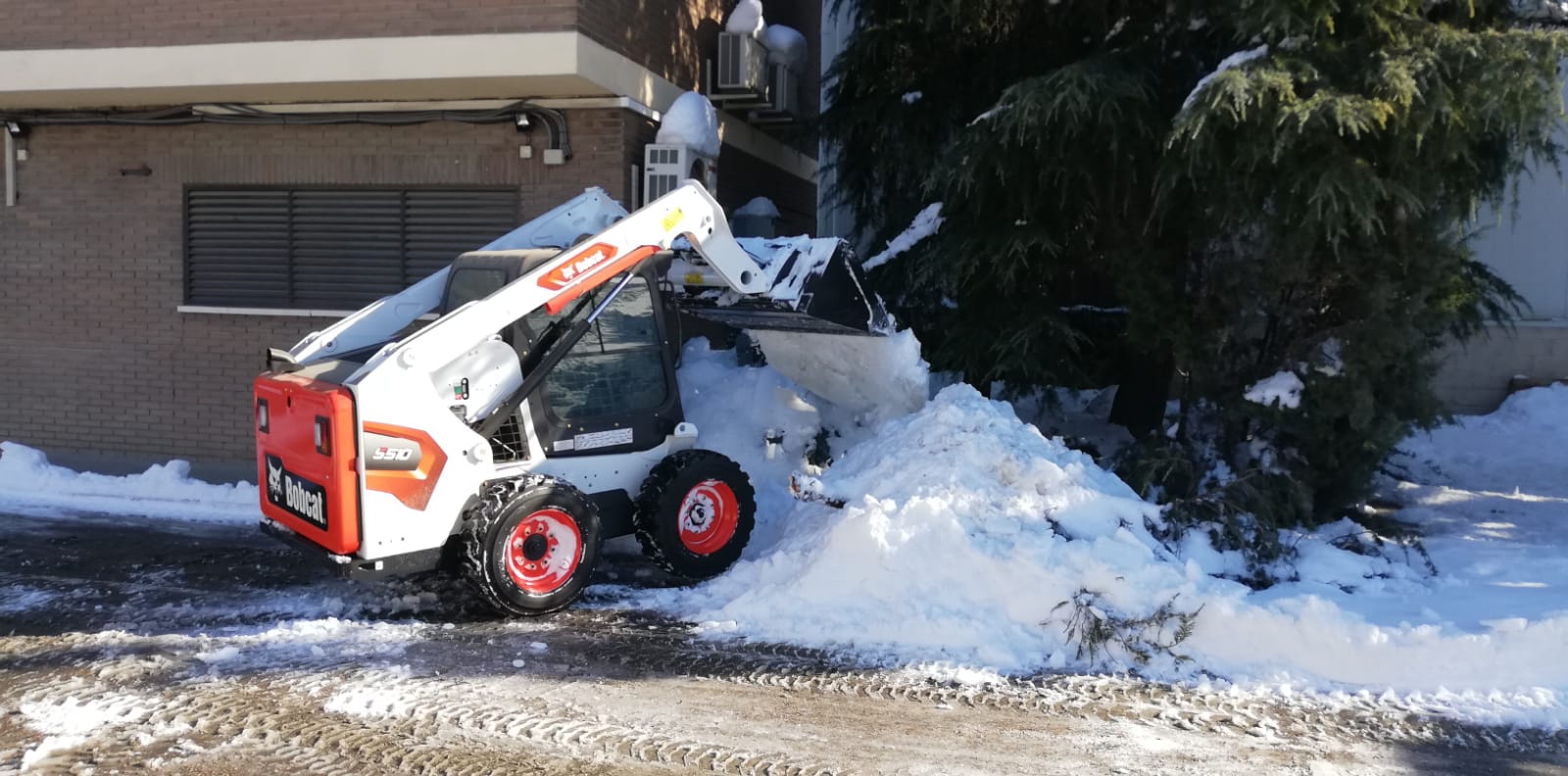 Bobcat get stuck into digging Madrid out of the snow