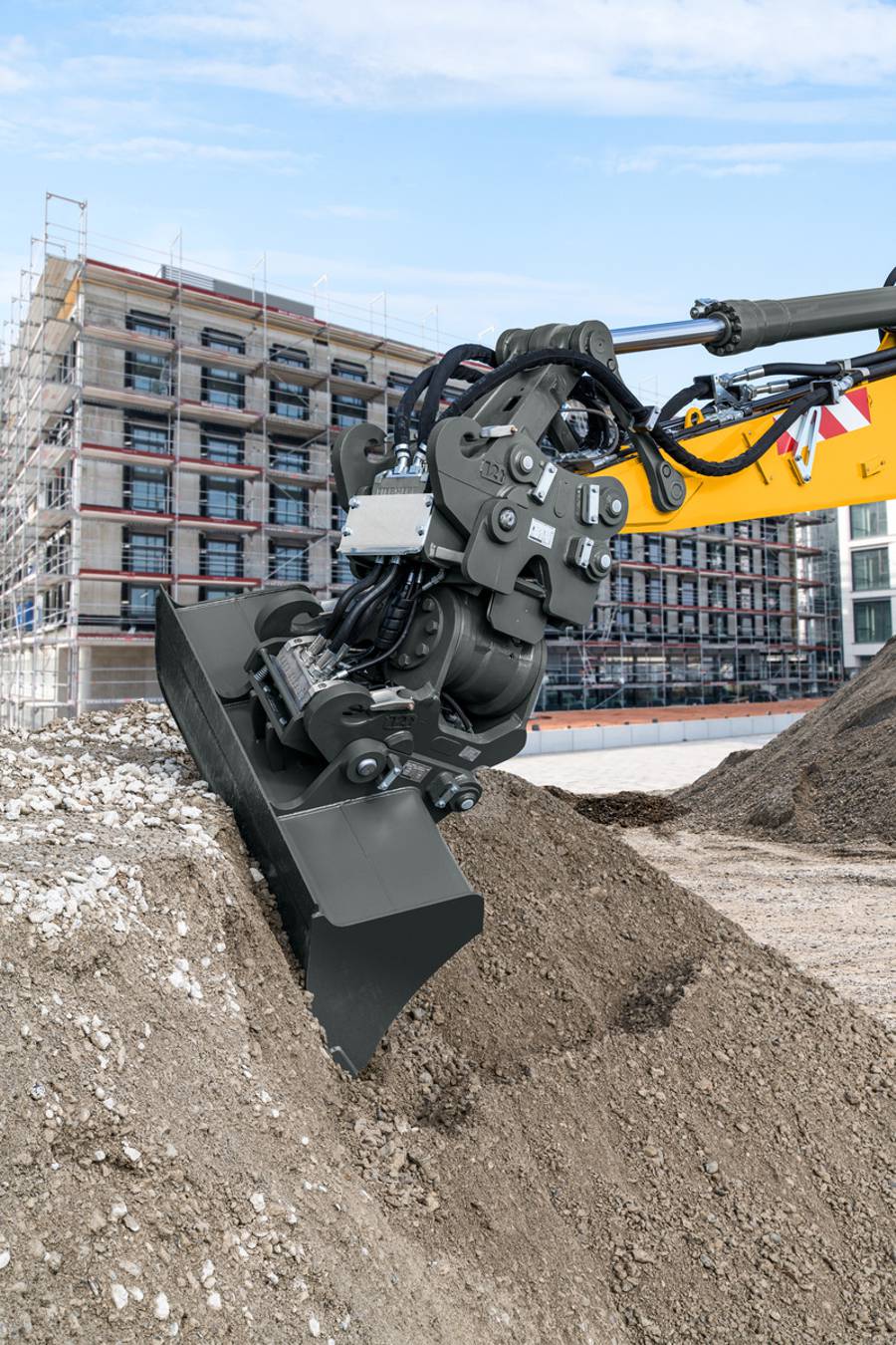 In the sandwich attachment version the connection between stick end and LiTiU, as well as the bottom of the LiTiU and attachment, is realised with the fully automatic Liebherr quick coupling system. The new LiTiU 48 unit makes possible swing angles of up to 2 x 50°.