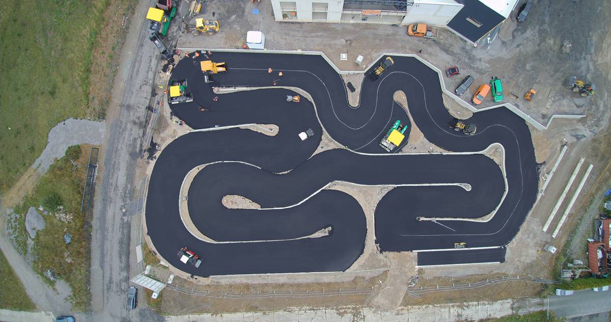 Paving a go-kart track with incredibly tight hairpin bends and a chicane: Vögele wheeled pavers played to their strengths on this job.