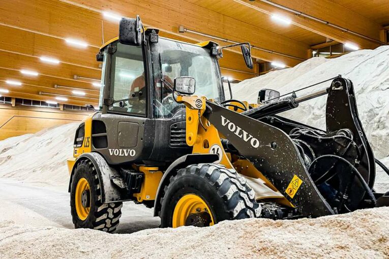 Volvo L25 Electric Wheel-Loader gives winter the cold-shoulder in Cologne